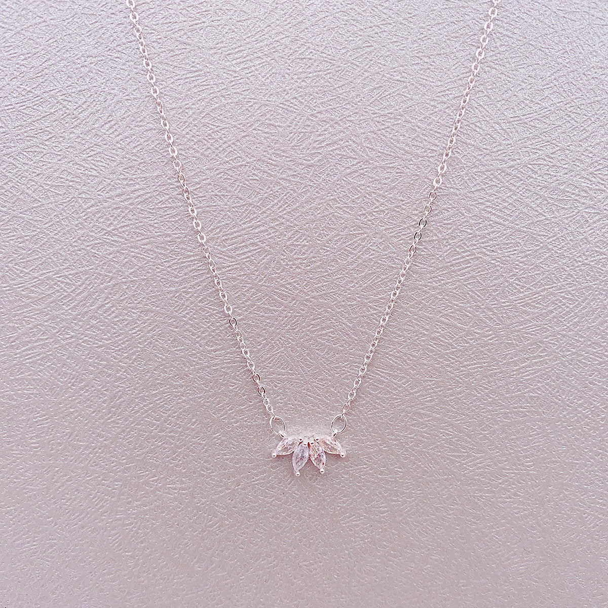 Minimalistische Lotusblüten-Halskette – Funkelnder Modeschmuck für Damen und Mädchen - ❤️Princess Store❤️