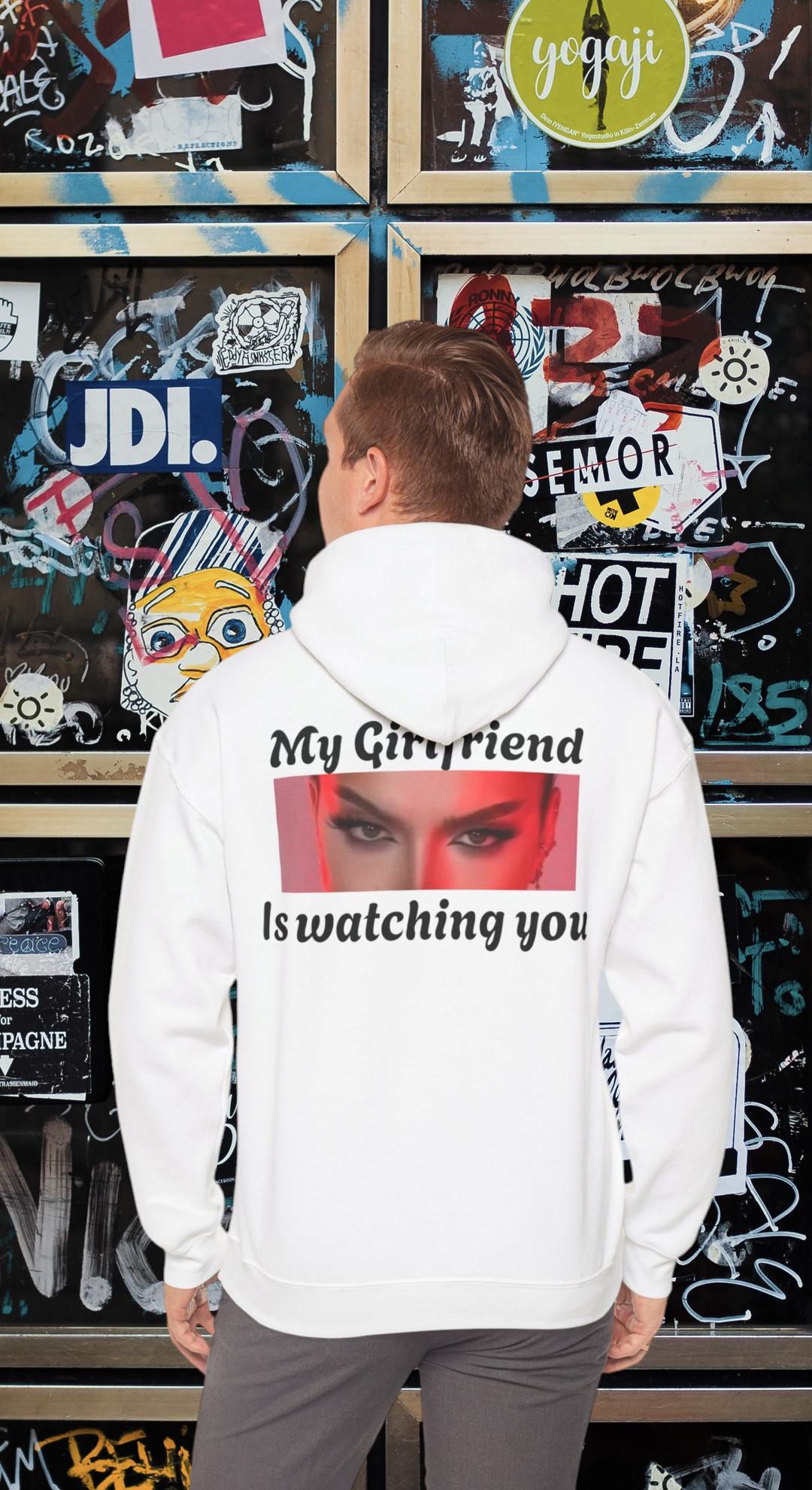 Ein getragender pullover wo die Rückseite zu sehen ist mit der Aufschrift my girlfriend is watching you mit der angsteinflößende Augenpartie der freundin