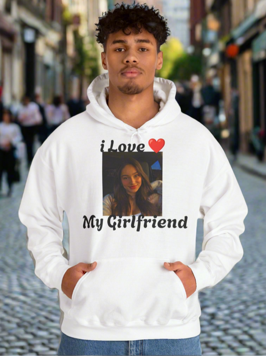 Ein getragender pullover mit dem personalisierten bild seiner Freundin, wo drauf  steht I love my girlfriend 2