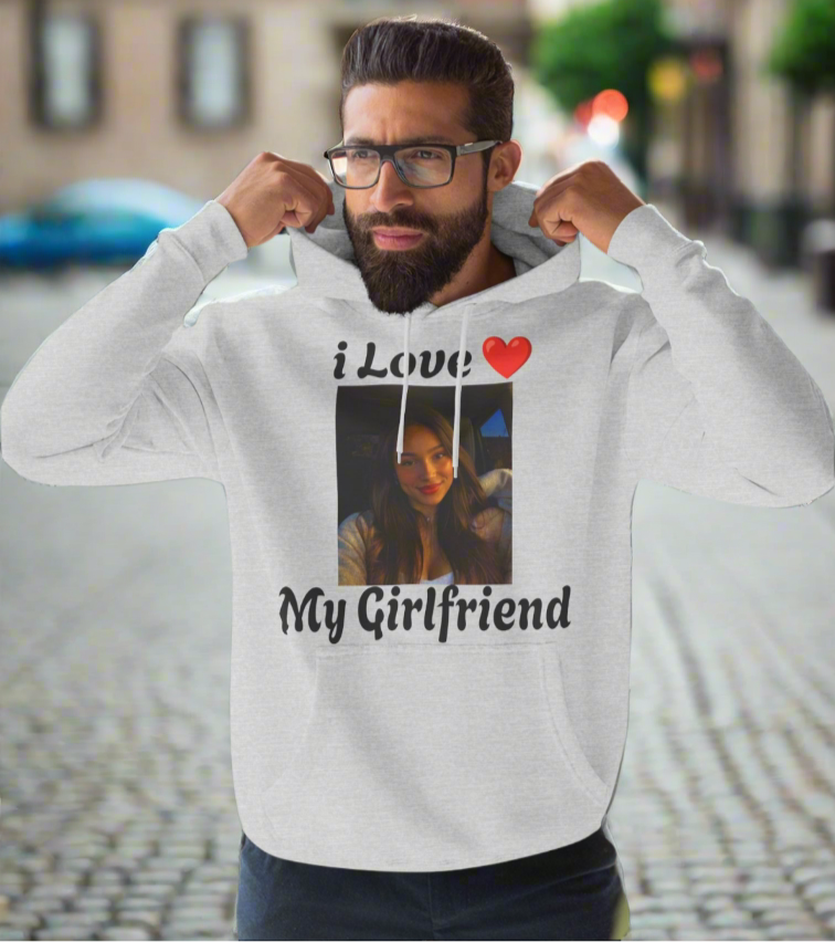 Ein getragender pullover mit dem personalisierten bild seiner Freundin, wo drauf  steht I love my girlfriend